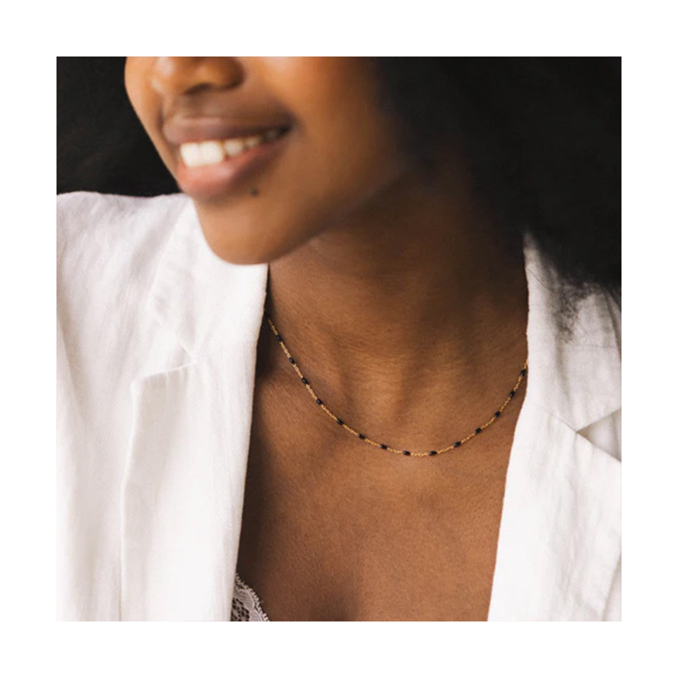 LES ESSENTIELLES FLEUR DE THÉ CON COLLANA NERA